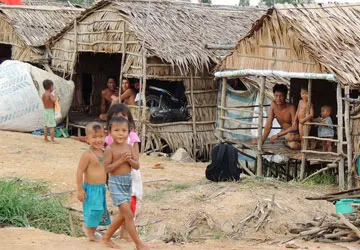 Xóm Việt kiều lây lất vùng biên - Bài 2: Khát vọng đổi đời ảnh 1