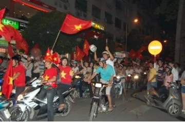 Cổ động viên "đi bão" sau chiến thắng của tuyển Việt Nam ảnh 4 Cổ động viên "đi bão" sau chiến thắng của tuyển Việt Nam ảnh 4