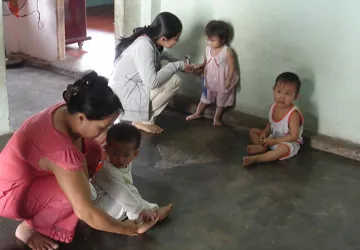 Vụ bảo mẫu tắm trẻ bằng… chân ở Bình Dương: Công an huyện đã ra quyết định khởi tố ảnh 1