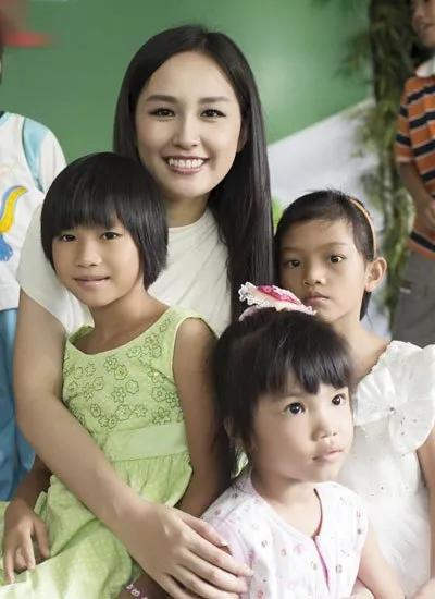 Mai Phương Thúy dành cuối tuần chơi cùng trẻ làng SOS ảnh 1