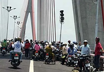 Du khách đổ xô về Cần Thơ ngắm cầu ảnh 1 Du khách đổ xô về Cần Thơ ngắm cầu ảnh 1