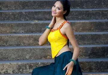 Hương Giang nền nã với áo yếm ảnh 2