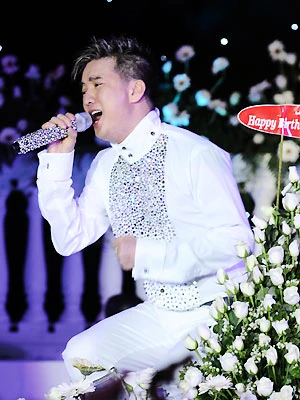 Hát bằng niềm vui, hạnh phúc trong ngày sinh nhật.