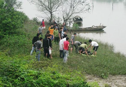 Nhảy sông trốn công an bắt bạc, chết đuối tay vẫn cầm nắm tiền ảnh 1