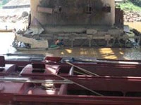 Bốn đối tượng đang dùng bình khí ôxy lặn xuống móng trụ chính cầu Hàm Rồng.