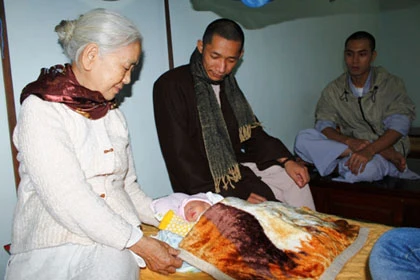 Bé sơ sinh bị bỏ rơi trước chùa Thiên Mụ ảnh 2