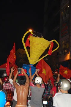 Cổ động viên "đi bão" sau chiến thắng của tuyển Việt Nam ảnh 15 Cổ động viên "đi bão" sau chiến thắng của tuyển Việt Nam ảnh 15