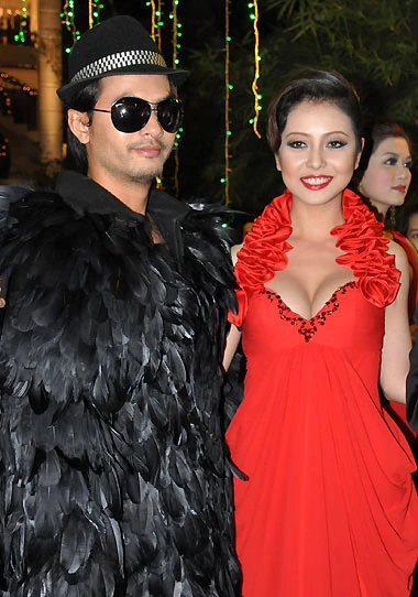 Jennifer Phạm đỏ rực ở "Dạ tiệc sao" ảnh 3 Jennifer Phạm đỏ rực ở "Dạ tiệc sao" ảnh 3