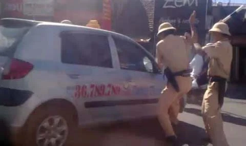 Taxi liều "ủi" 3 cảnh sát giao thông rồi bỏ chạy ảnh 2