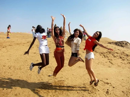 Hoàng My khoe bikini trên sa mạc ảnh 7