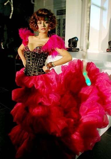 Jennifer Phạm đỏ rực ở "Dạ tiệc sao" ảnh 9 Jennifer Phạm đỏ rực ở "Dạ tiệc sao" ảnh 9