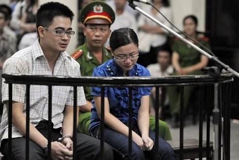 Hai bị cáo Nghĩa và Yến tại phiên tòa chiều 14/7. Ảnh: Hoàng Hà. Hai bị cáo Nghĩa và Yến tại phiên tòa chiều 14/7. Ảnh: Hoàng Hà.