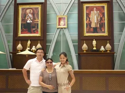 Giang bên mẹ và một người bạn trong chuyến du lịch Thái Lan tháng 5-2009. Ảnh: Lê Dinh