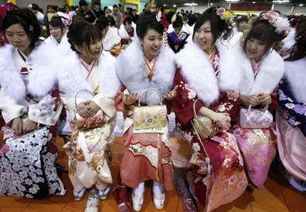 Thiếu nữ Nhật Bản dự lễ trưởng thành dưới mưa tuyết ảnh 11