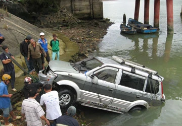 Xe ô tô tự lao xuống sông ảnh 1