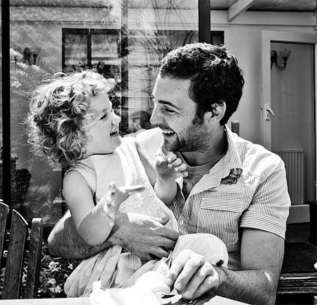 Không nhất thiết phải nhìn thẳng vào máy ảnh. Không nhất thiết phải nhìn thẳng vào máy ảnh.