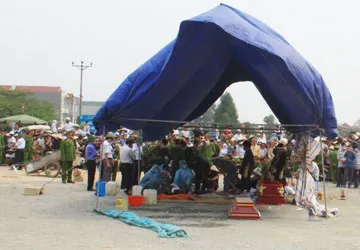 Vụ mang quan tài ở Vĩnh Phúc: Không liên quan đến con chủ tịch tỉnh ảnh 1 Vụ mang quan tài ở Vĩnh Phúc: Không liên quan đến con chủ tịch tỉnh ảnh 1