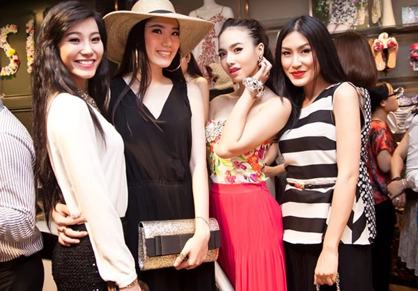 Đinh Ngọc Diệp vai trần đi sự kiện ảnh 4