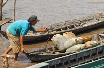 Tuồn xăng dầu bằng đường thủy.