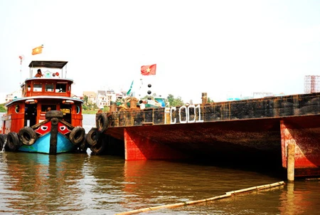 Sà lan khổng lồ lật úp trên sông Sài Gòn ảnh 2 Sà lan khổng lồ lật úp trên sông Sài Gòn ảnh 2