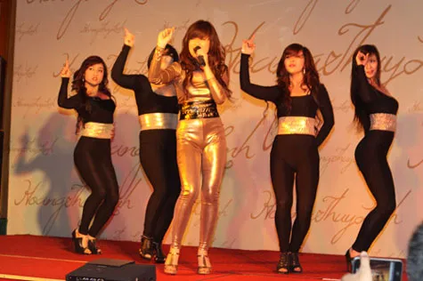 Cận cảnh Hoàng Thùy Linh ngày “sinh con đầu lòng” ảnh 7 Cận cảnh Hoàng Thùy Linh ngày “sinh con đầu lòng” ảnh 7