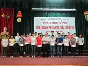 Trao học bổng cho các sinh viên miền núi học giỏi ảnh 1 Trao học bổng cho các sinh viên miền núi học giỏi ảnh 1
