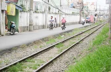 Đường dân sinh sát bên đường sắt ở phường 5 (quận Phú Nhuận) sắp tới sẽ được xây dựng hàng rào bảo vệ đường sắt. Ảnh: L.ĐỨC