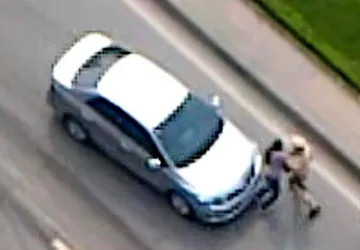 Phụ nữ kéo, đẩy CSGT cho ôtô bỏ chạy bị cảnh cáo ảnh 1