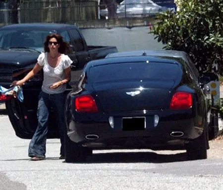 Siêu mẫu Cindy Crawford với Bentley Continental GT Siêu mẫu Cindy Crawford với Bentley Continental GT