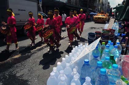 Tưng bừng Tết té nước ở Thái Lan ảnh 2