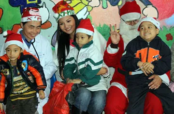 Hương Giang bật khóc khi làm từ thiện ảnh 2