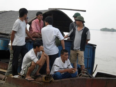 Tường thuật trực tiếp: Trục vớt chiếc xe khách bị lũ cuốn trôi - Phần 2 ảnh 11 Tường thuật trực tiếp: Trục vớt chiếc xe khách bị lũ cuốn trôi - Phần 2 ảnh 11