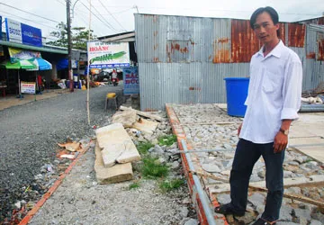 Nhà dột nát nhưng không được sửa ảnh 1