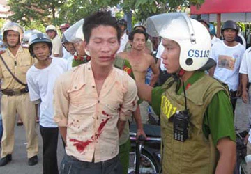 Chạy xe "kẹp" 4 còn dùng dao chém cảnh sát giao thông ảnh 1