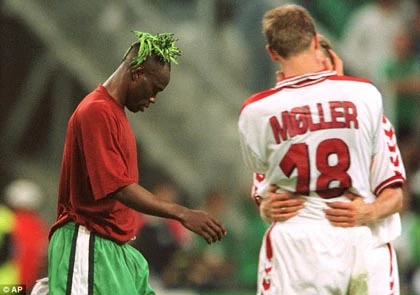 Taribo West bị tố cáo ăn gian… 12 tuổi ảnh 3
