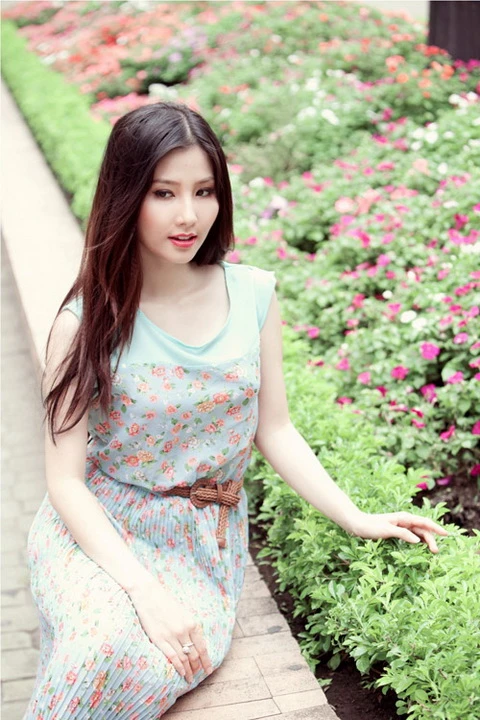 Diễm My 9x gợi cảm trong nắng Sài Gòn ảnh 3