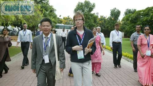 Giáo sư Ngô Bảo Châu trên đường vào Trung tâm Hội nghị quốc tế Hyderabad - Ảnh: Hoài Linh - Tuổi Trẻ