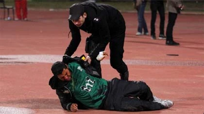 Bạo loạn sân cỏ, ít nhất 73 người chết! ảnh 6