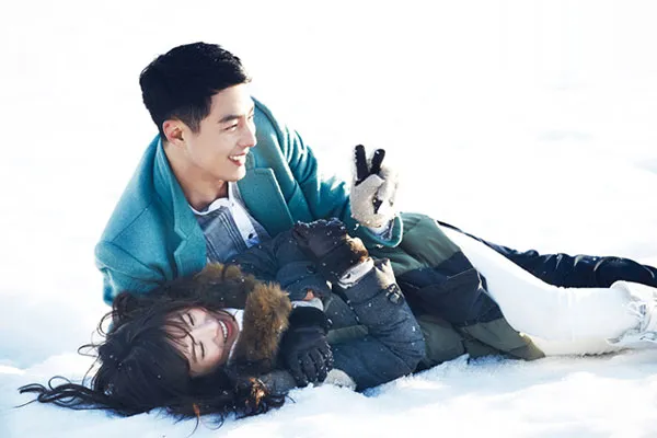 Nụ hôn nhạy cảm của Song Hye Kyo gây tranh cãi ảnh 1