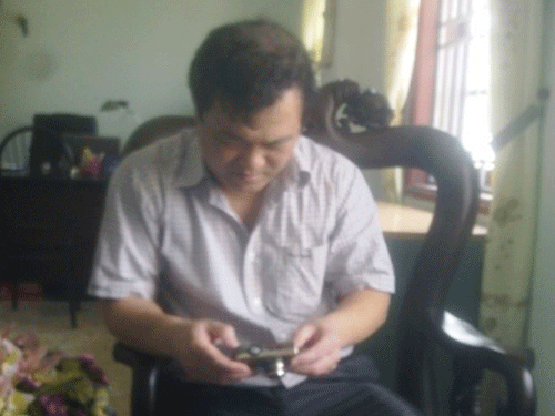 Nhà báo bị tước máy ảnh khi đang tác nghiệp ảnh 1 Nhà báo bị tước máy ảnh khi đang tác nghiệp ảnh 1