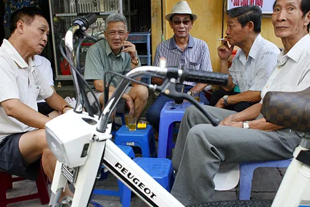 “Cà phê các cụ” trên hè phố cổ ảnh 2