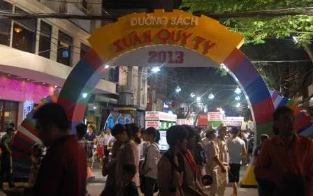 Đường hoa Nguyễn Huệ chật cứng người trong thời khắc giao thừa ảnh 11 Đường hoa Nguyễn Huệ chật cứng người trong thời khắc giao thừa ảnh 11