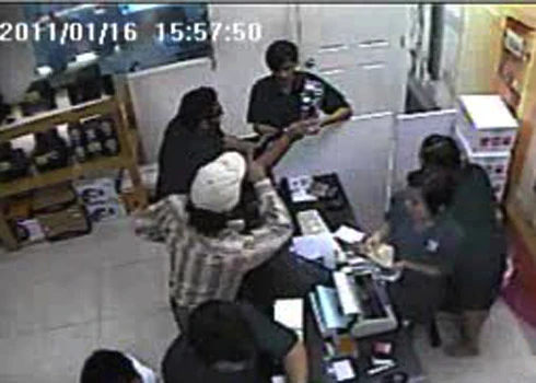 Khách nước ngoài "ảo thuật" trộm tiền tại siêu thị ảnh 1