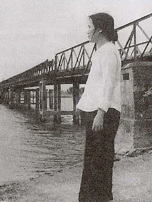 Cố thi sĩ Hằng Phương trong chuyến công tác vùng sâu. Cố thi sĩ Hằng Phương trong chuyến công tác vùng sâu.