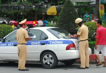 Giám sát việc xử phạt vi phạm giao thông: Cần bỏ ngay tư tưởng phạt để lấy tiền! ảnh 1