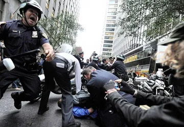 Phong trào Chiếm Wall Street: Ngày cuối tuần xung đột ảnh 1