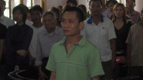 Dùng dao khắc tên mẹ để giết hàng xóm ảnh 1