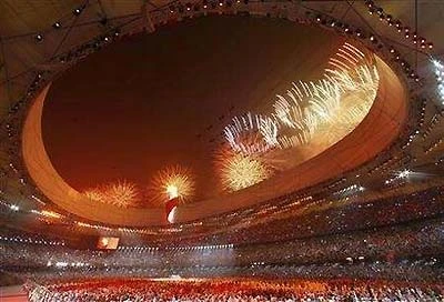 Chỉ khán giả có mặt ở sân Tổ Chim mới được chứng kiến trọn vẹn, còn khán giả truyền hình chỉ được xem dấu chân cuối cùng là cảnh thật. Ảnh: Reuters. Chỉ khán giả có mặt ở sân Tổ Chim mới được chứng kiến trọn vẹn, còn khán giả truyền hình chỉ được xem dấu chân cuối cùng là cảnh thật. Ảnh: Reuters.