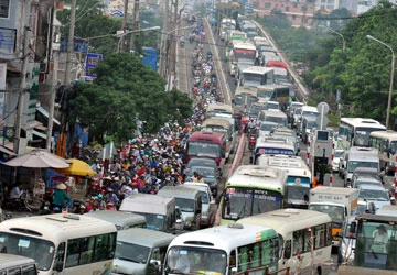 Kẹt xe ngày đầu thu phí cầu Bình Triệu 1 ảnh 1