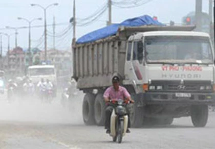 Mưa nhân tạo giảm bụi trên đường phố ảnh 1